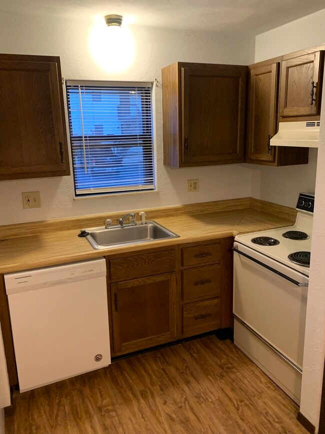 Kitchen w/ Appliances - 402 N Hesperia St