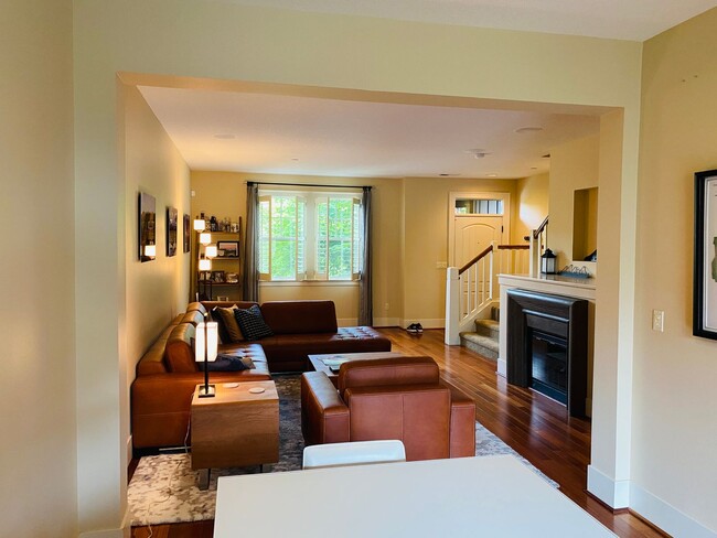Foto del edificio - Incredible Custom Townhome