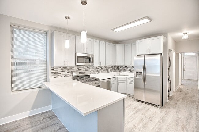 Beautiful 4bed/2bath GARDEN unit in Bucktown! Central Air! In-Unit Laundry! - Beautiful 4bed/2bath GARDEN unit in Bucktown! Central Air! In-Unit Laundry! Apartment