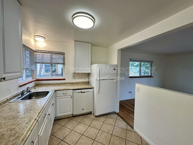 Building Photo - 1330 Otis St