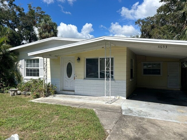 Photo - Cute Home in Saint Pete with a  Large Fenc...