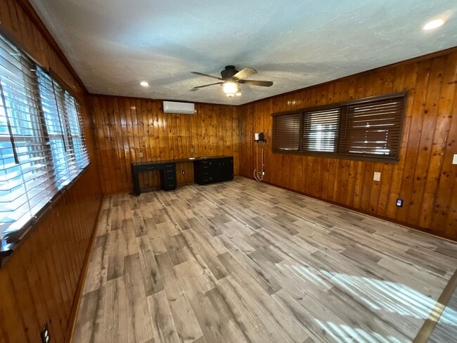 Building Photo - Spacious 3/2 in Greenwood with Everything ...