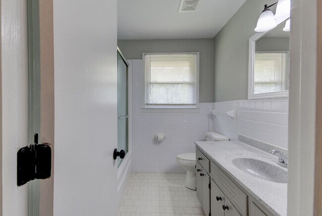 Building Photo - Nice 4 bedroom