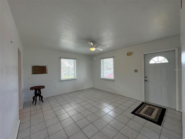Foto del edificio - 8265 Shumock Ave