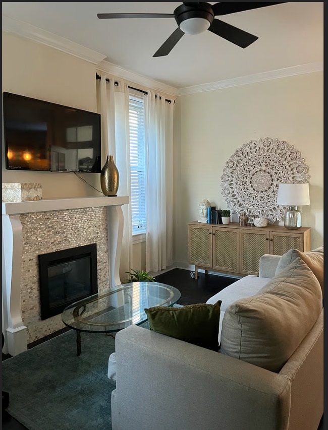 living room - 604 Bates St