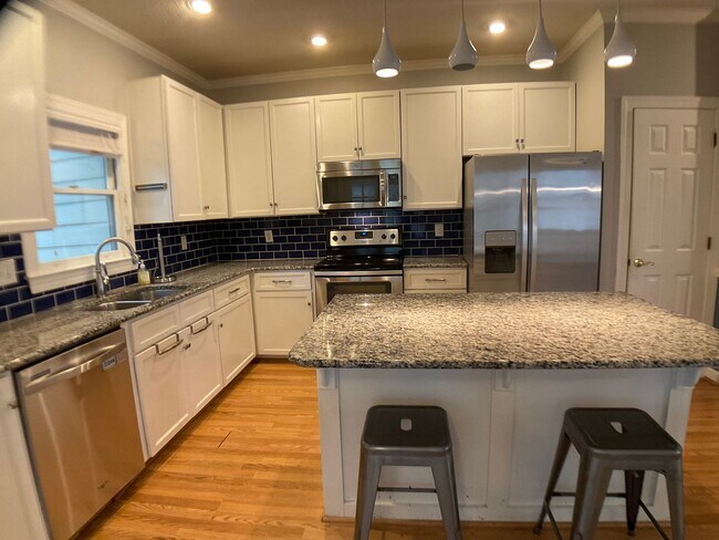 Foto del edificio - End Unit 3 Bedroom Townhome in Popular Woo...