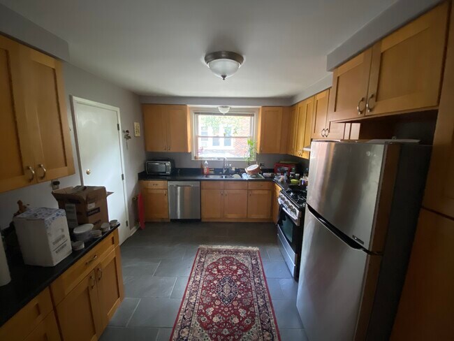 Building Photo - 876 Beaconsfield Ave