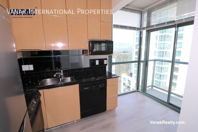 Building Photo - Bright 2-Bedroom Apartment with Breathtaki...