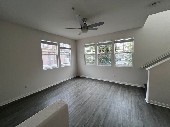 Foto del edificio - 2 Bed 2.5 Bath Townhome In The Spectrum Community For Lease
