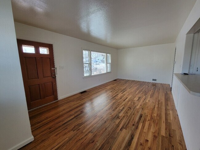 Building Photo - 1708 Walnut Dr
