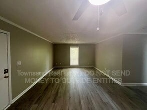 Building Photo - 5853 Century Oaks Dr