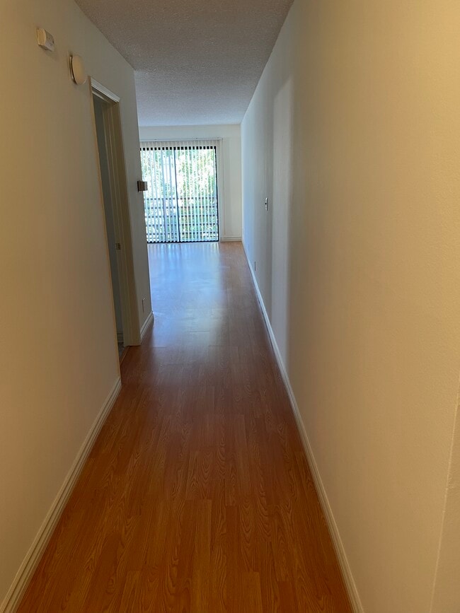 Building Photo - 121 S Swall Dr