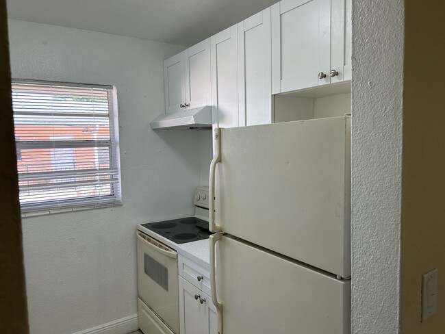 Foto del edificio - 1561 NE 8th St