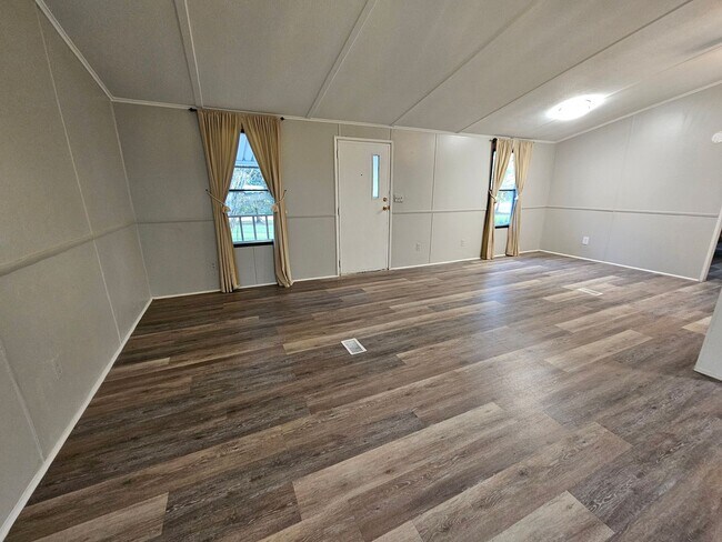 Foto del edificio - 14655 Lucien St