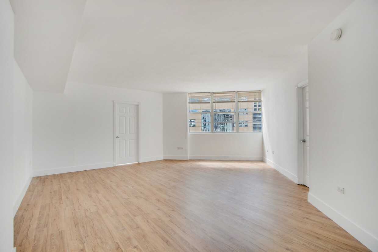 Primary Photo - 999 Brickell Bay Dr