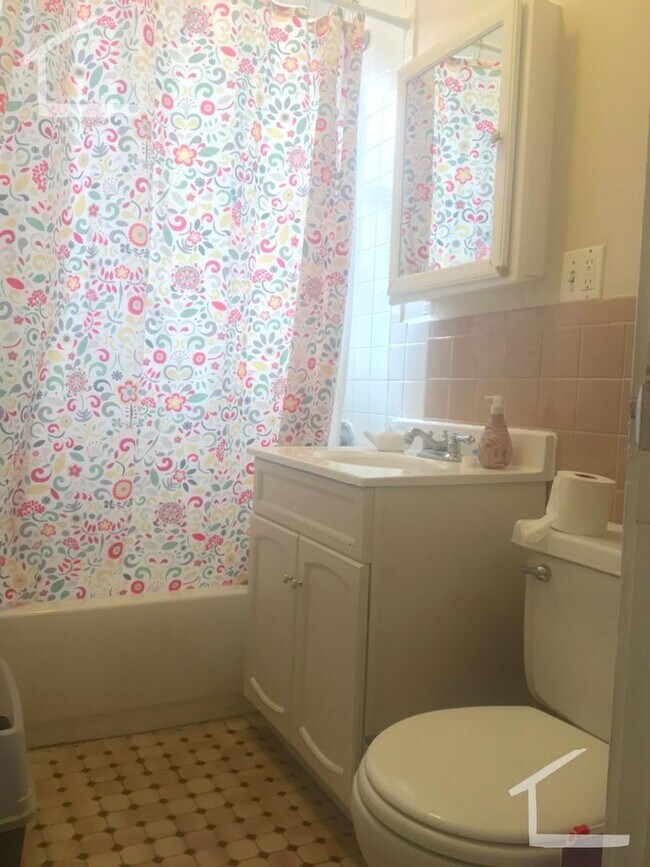 Building Photo - Great 2 Bed Available NOW