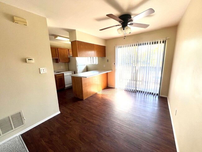 Building Photo - Adorable 2 Bedroom 1 Bath 2bd Floor Condo ...