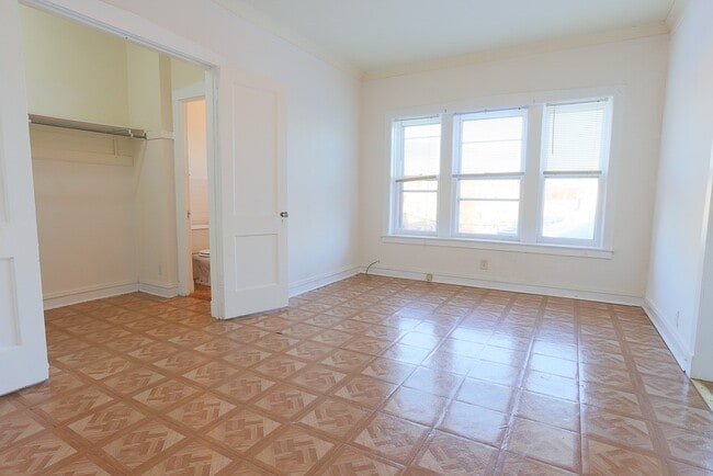 Building Photo - 2222 W Wilson Ave