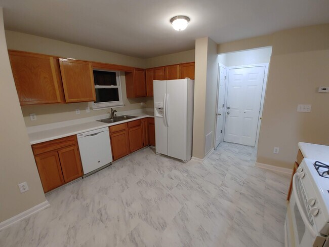 Spacious Kitchen w/Pantry - 2125 Summer Wind Dr SW