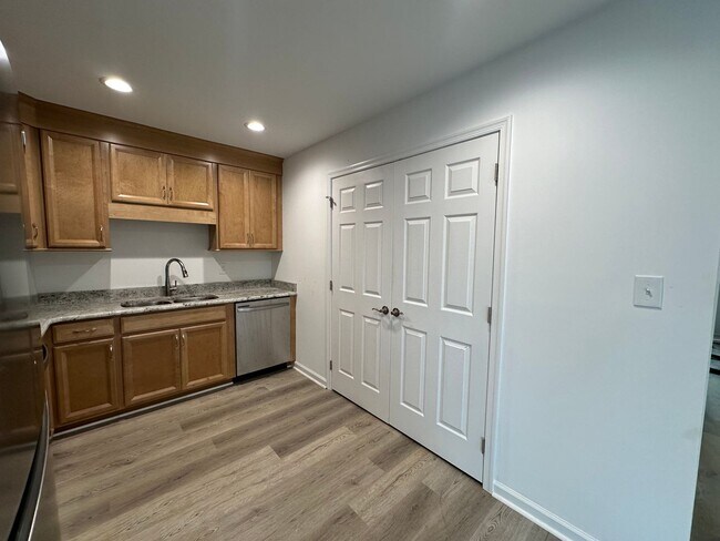 Building Photo - Spacious townhouse in Bedford! Brand new!
