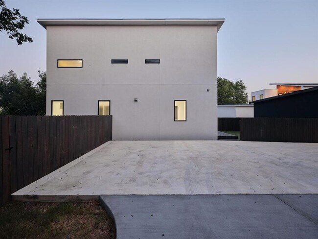 Building Photo - 2609 Davis Ln