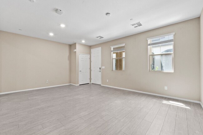 Foto del edificio - Luxury 3BR Townhome in Gated Summerlin Com...