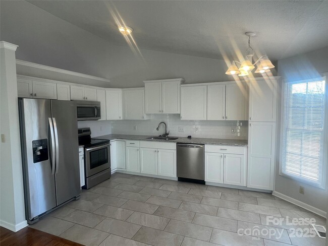 Building Photo - 1444 Farmington Hills Dr