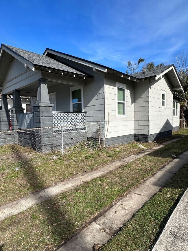 Building Photo - Bungalow By The Jags Stadium!