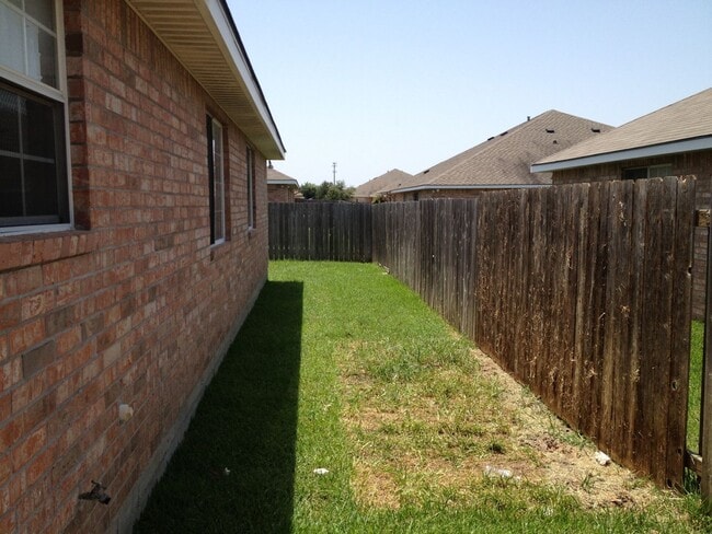 Building Photo - PET FRIENDLY! PRICED RIGHT! SUBLEASE AVAIL...