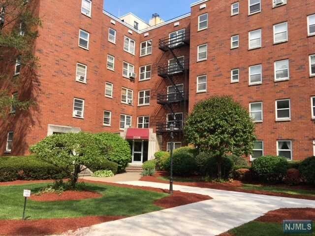 Building Photo - 2330 Linwood Ave