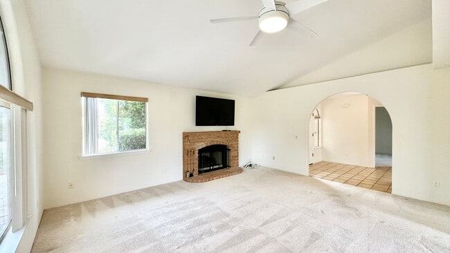Building Photo - Light & Bright, Single-Story Home in the L...