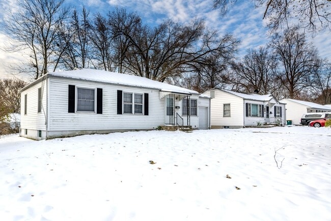 Building Photo - Charming 3-Bedroom Home with Garage, Basement & Fenced Backyard