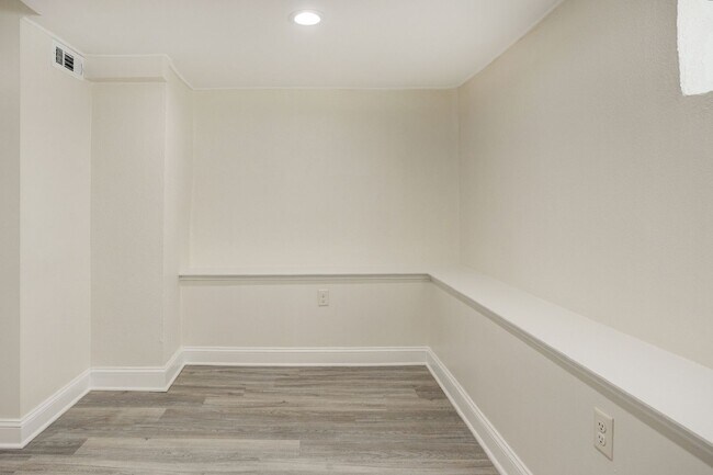 Photo - 537 E Penn St Apartment