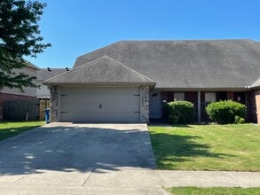 Building Photo - 3201 SW Amberwood Ave