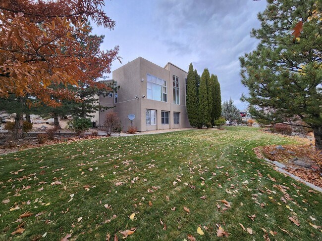 Foto del edificio - Multi-level Mosaic Mansion in Southwest, Reno