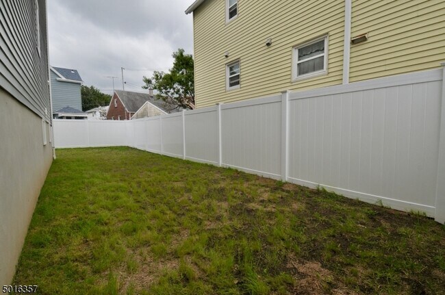 Building Photo - 724 Bloomfield Pl
