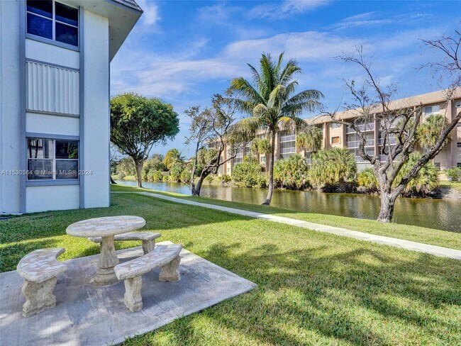 Foto del edificio - 6705 NW 169th St