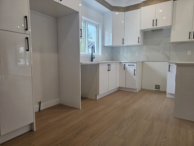 Photo du bâtiment - 15315-15395 95 Ave NW