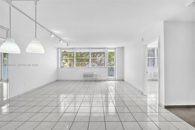 Building Photo - 5313 Collins Ave