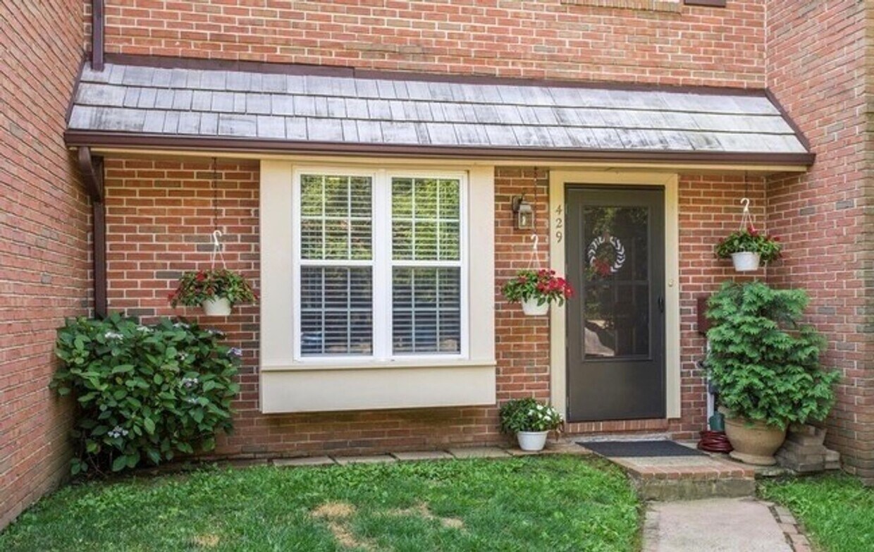 Primary Photo - Beautiful updated 3-bedroom 1.5 bath townh...