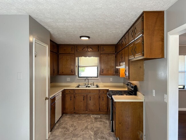 Building Photo - 2002 Peek Dr