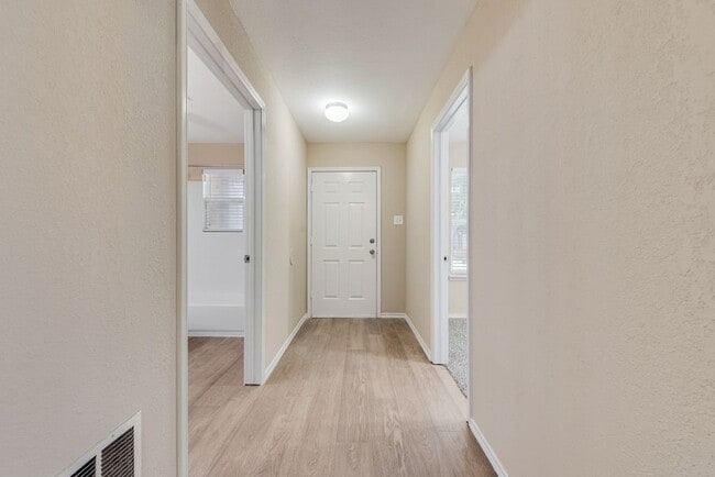Foto del edificio - 6233 Balcony Ln