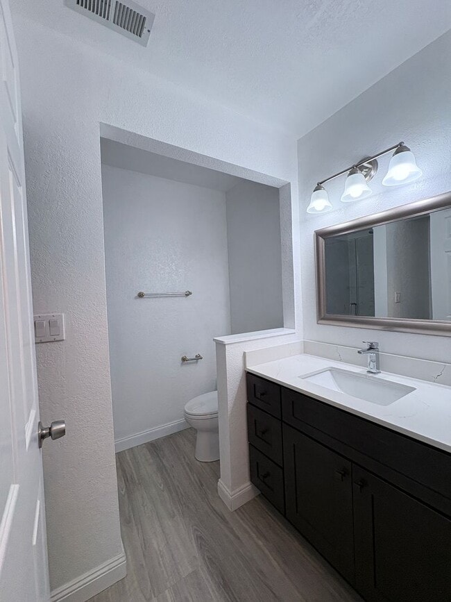 Foto del edificio - Charming Townhouse Located In Foster City Available Now!