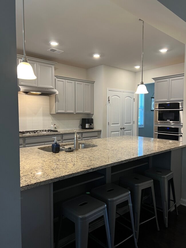Building Photo - 3915 Mirimar Ct
