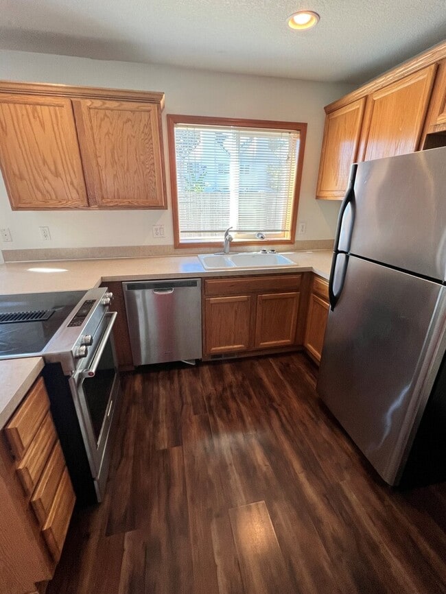 Building Photo - Beautiful Home w/ Garage, Fenced Yard, Ext...
