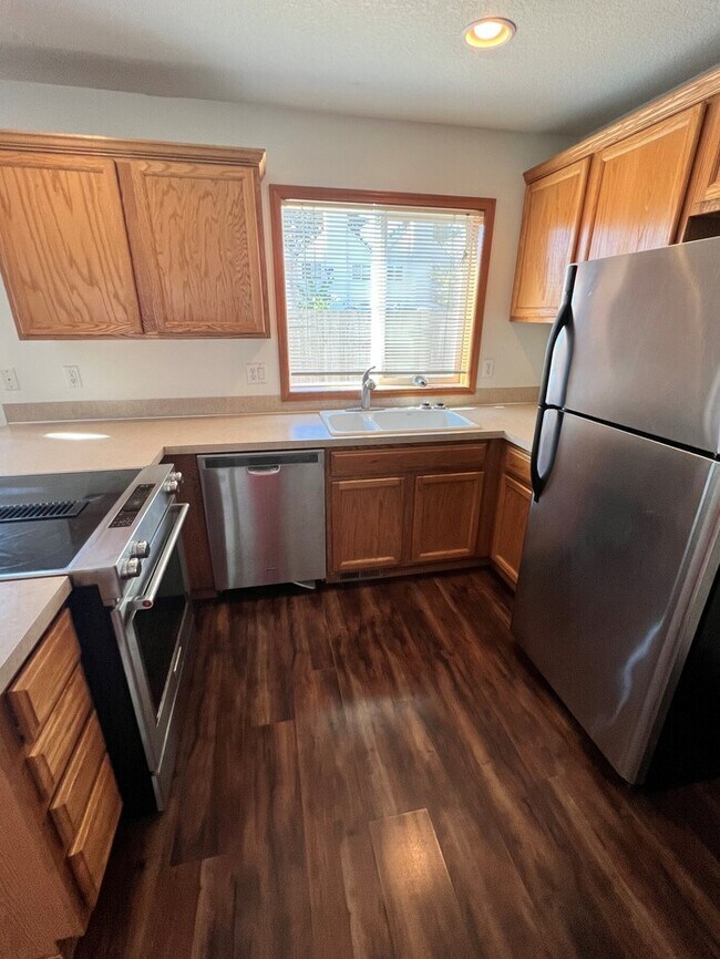 Foto del edificio - Beautiful Home w/ Garage, Fenced Yard, Extra Pkg & MORE!