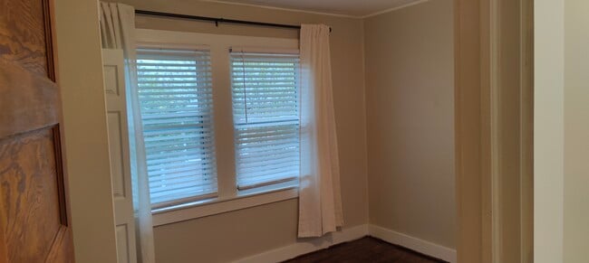 Building Photo - 213 Dennis St