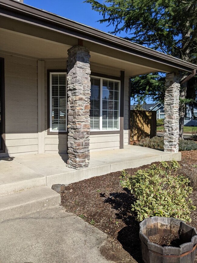 Building Photo - Large West Eugene 4 Bedroom Home