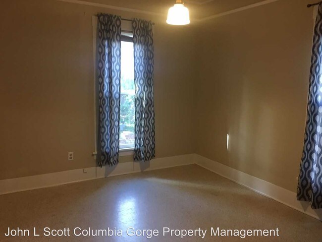 Foto del edificio - 3 br, 1 bath House - 112 W. 11th. St.