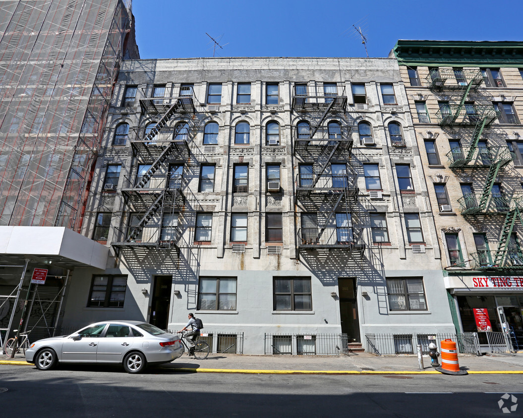 Building Photo - 362 Broome St